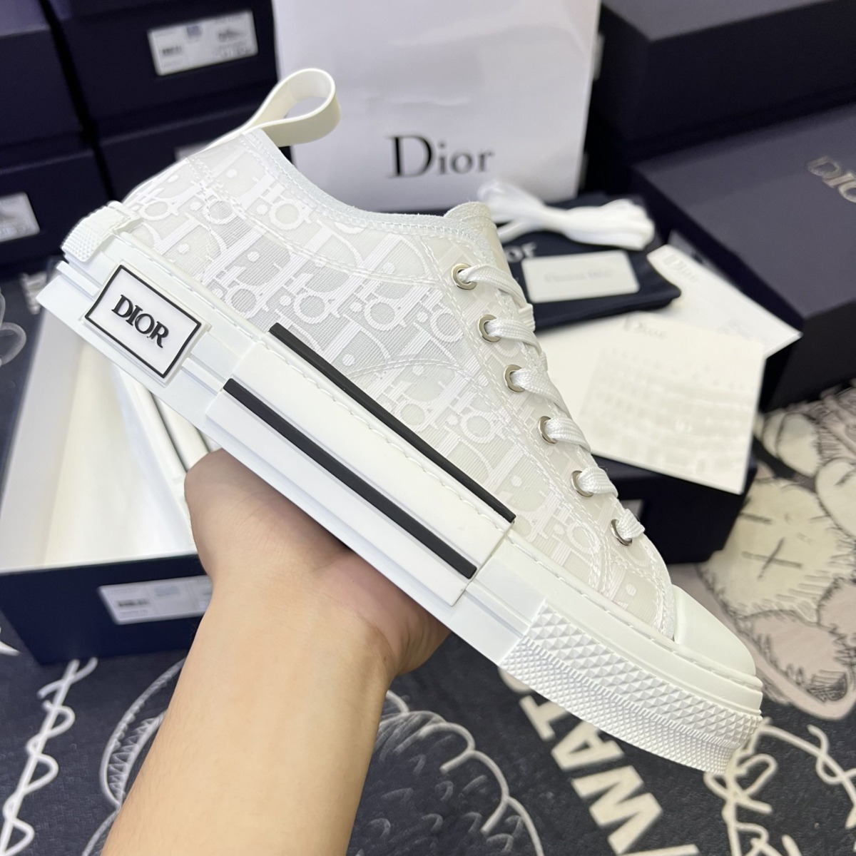 Giày hợp tác giữa Nike và Dior có giá cao không tưởng