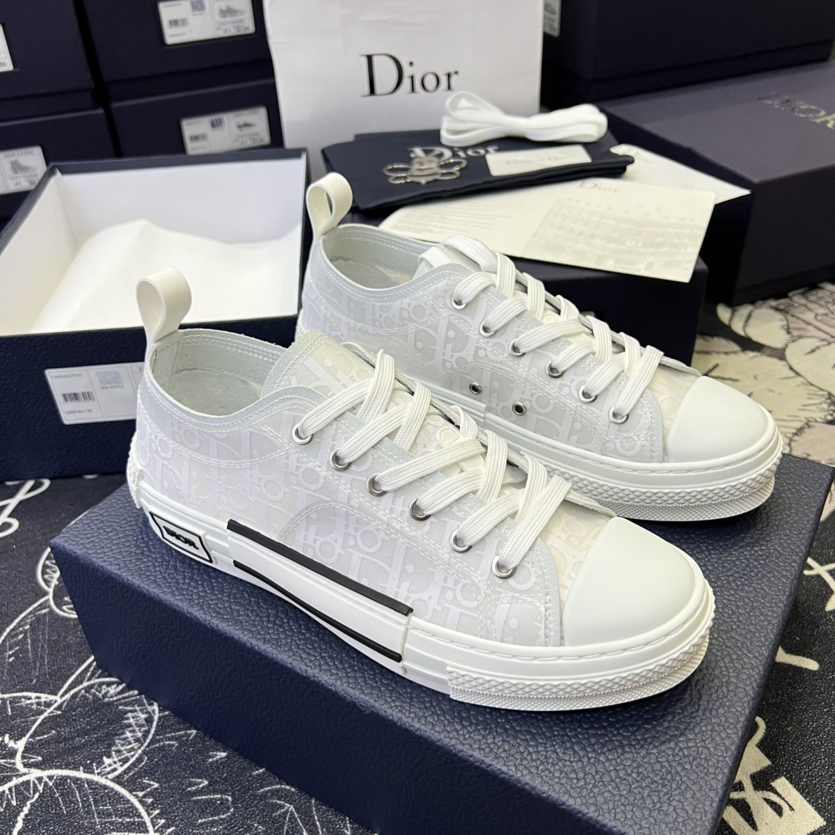 Giày Dior sneaker màu trắng viền đen họa tiết Monogram giá tốt